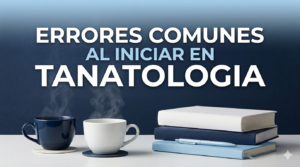 Imagen profesional sobre errores comunes al iniciar en tanatología con libros y elementos de acompañamiento emocional.